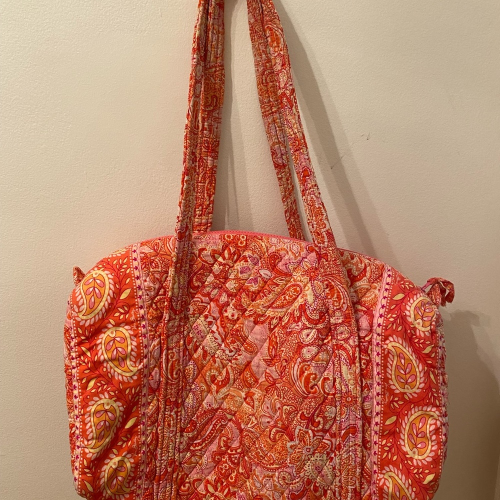 Great condition tropical print Vera Bradley medium sized duffle bag